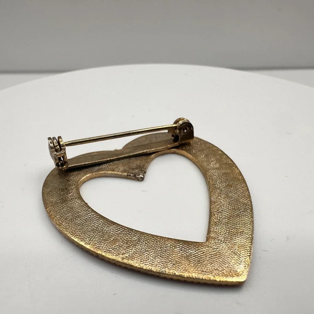 Vintage 80s Gold Tone Heart Brooch Pin Ribbed Texture Open Frame Women's Jewelry